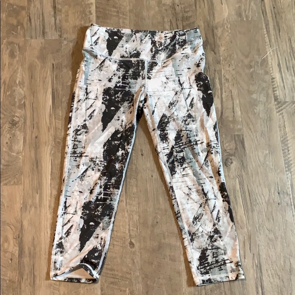 black and white capri leggings